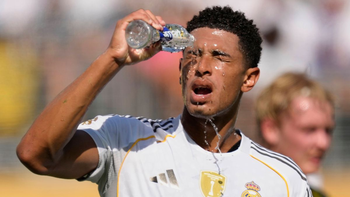Real Madrid CF v Borussia Dortmund: Quarter Final - FIFA Club World Cup 2025 Jude Bellingham central midfield of Real Madrid and England pours water over his face because of the intense heat during...