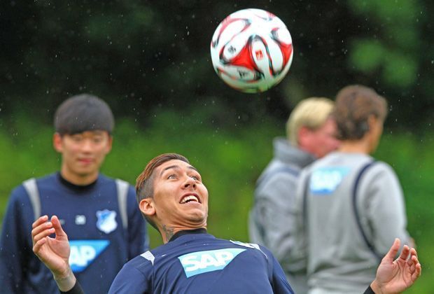 
                <strong>Firmino trickst</strong><br>
                Roberto Firmino zaubert mit seinem Lieblingsobjekt - da staunt auch der südkoreanische Neuzugang Jin-Su Kim nicht schlecht.
              