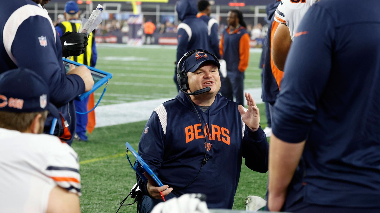 
                <strong>Verlierer: Chicago Bears</strong><br>
                Doch auch die Chicago Bears sind für uns ein Verlierer. Durchaus kontrovers, haben die Bears am Deadline Day mit Chase Claypool einen Receiver geholt, der durchaus schon für das ein oder andere Highlight in seiner NFL-Karriere sorgte. Dennoch gibt es Kritik. Vor allem ragt sich Unverständnis darüber, mit Roquan Smith und Robert Quinn zwei Leistungsträger der Defense aufzugeben um dafür teuer (Zweitrundenpick) einen umstrittenen Receiver zu holen. Wollen die Bears jetzt Draftkapital ansammeln oder nicht? Wir werden jedenfalls nicht schlau daraus.
              