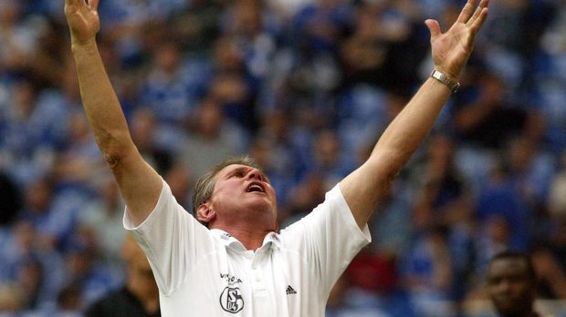 
                <strong>2003 bis 2004 Schalke 04</strong><br>
                Seine Erfolge auf Schalke sind überschaubar: Er gewinnt zweimal den Intertoto-Cup, auch bekannt als UI-Cup. Nach dem siebten Platz in der ersten Saison ist die Geduld des früheren Managers Rudi Assauer schnell aufgebraucht. Drei Niederlagen aus vier Spielen und Heynckes muss im September 2004 gehen.
              