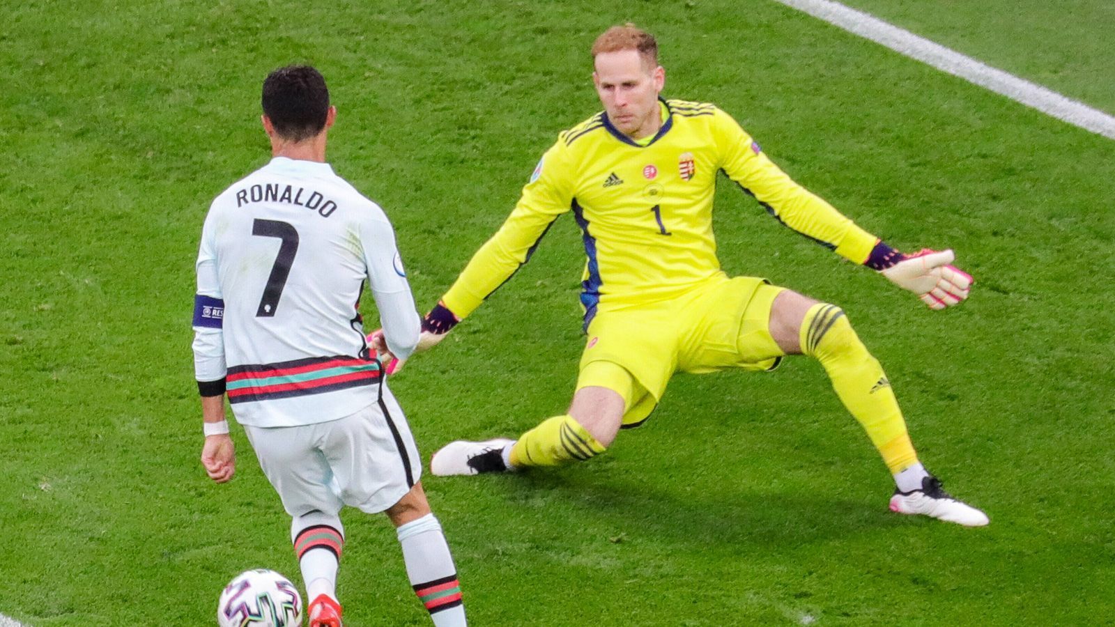 
                <strong>Péter Gulácsi (RB Leipzig)</strong><br>
                Péter Gulácsi ist einer der stärksten Torhüter der Bundesliga und damit auch einer der stärksten bei EM. Beim 0:3 gegen Portugal und vor allem beim 1:1 gegen Frankreich spielte der Schlussmann von RB Leipzig überragend. Ruhig, sachlich, zuverlässig, das sind die Attribute, die den 31-Jährigen auszeichnen. Was zu halten ist, hält Gulácsi. Für die deutsche Offensive wird es sicher nicht einfach, ein Tor gegen ihn zu erzielen.
              