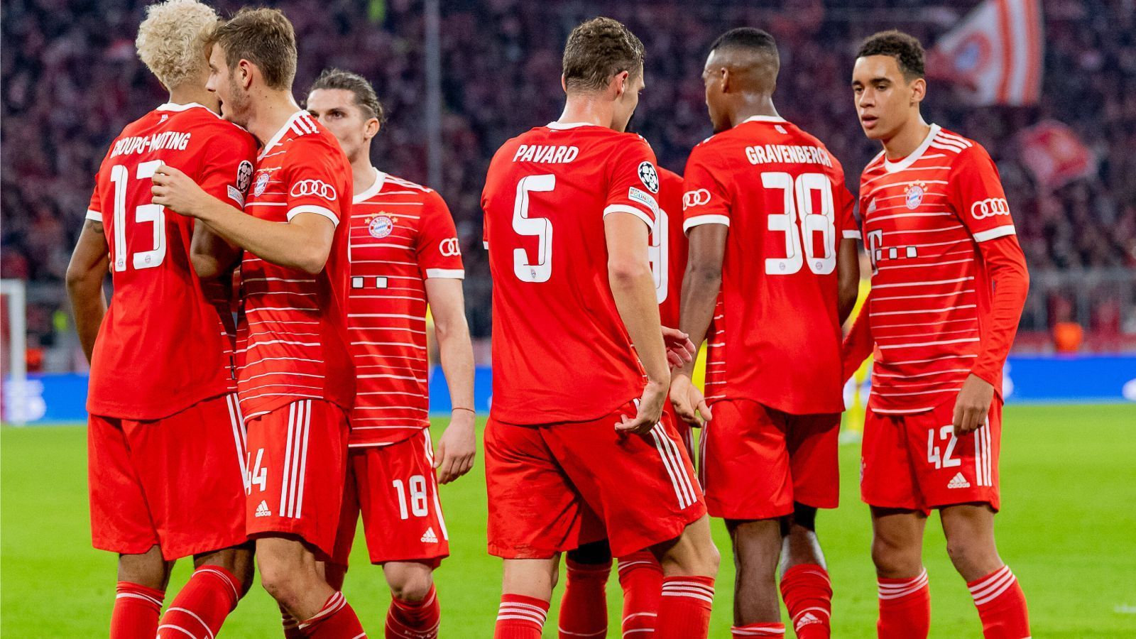 
                <strong>Platz 1: FC Bayern München (Deutschland)</strong><br>
                Am Ende des Tages gehört Platz eins natürlich der Mannschaft, die als einzige alle ihre Spiele gewonnen hat. Der FC Bayern München ließ in einer anspruchsvollen Gruppe nie auch nur einen Hauch Zweifel daran aufkommen, wer diese Gruppe gewinnen würde. 18 erzielte Treffer sprechen dabei auch eine deutliche Sprache. Genau so wie die nur zwei kassierten, die es nebenbei erst bei deutlicher Führung in Pilsen gab, weil die Bayern drei Gänge zurückschalteten. Trotz kleiner Schwächephase in der Bundesliga marschierten die Bayern souverän ins Achtelfinale und an unseren Platz eins im Power Ranking nach der Gruppenphase.
              