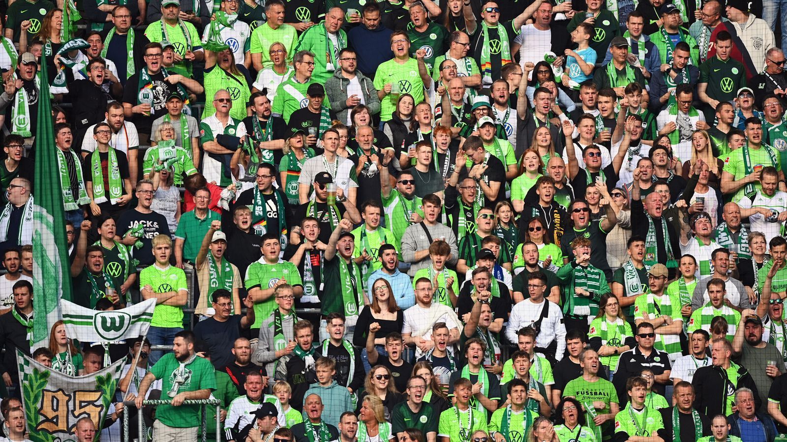 
                <strong>Platz 17 - VfL Wolfsburg</strong><br>
                &#x2022; Durchschnittliche Anzahl an Auswärtsfans: 900<br>&#x2022; Höchste Anzahl an Auswärtsfahrern: 2.000 (in Bochum)<br>&#x2022; Niedrigste Anzahl an Auswärtsfahrern: 250 (in Augsburg)<br>
              