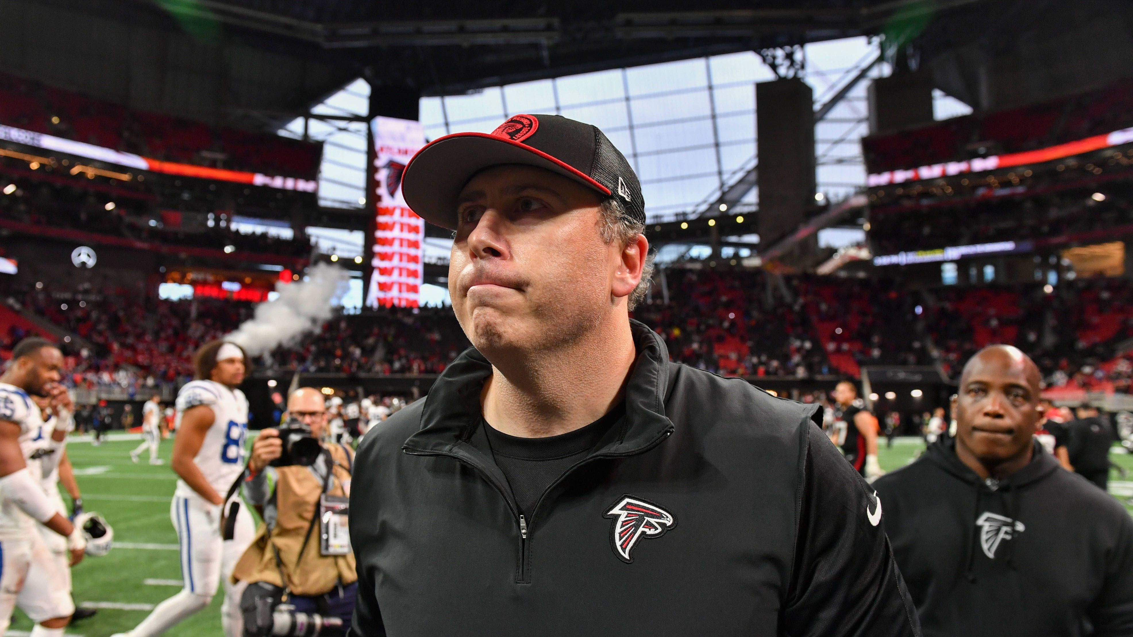 <strong>Wackelkandidat bei den Atlanta Falcons: Arthur Smith</strong><br>Die Atlanta Falcons haben immer noch eine mehr als zehnprozentige Chance, die Playoffs zu erreichen. Sollte dies gelingen, wäre Head Coach Arthur Smith (Bild) wohl unangreifbar. Allerdings ließ Owner Arthur Blank zumindest die Tür für Veränderungen auf dem Trainerposten offen.