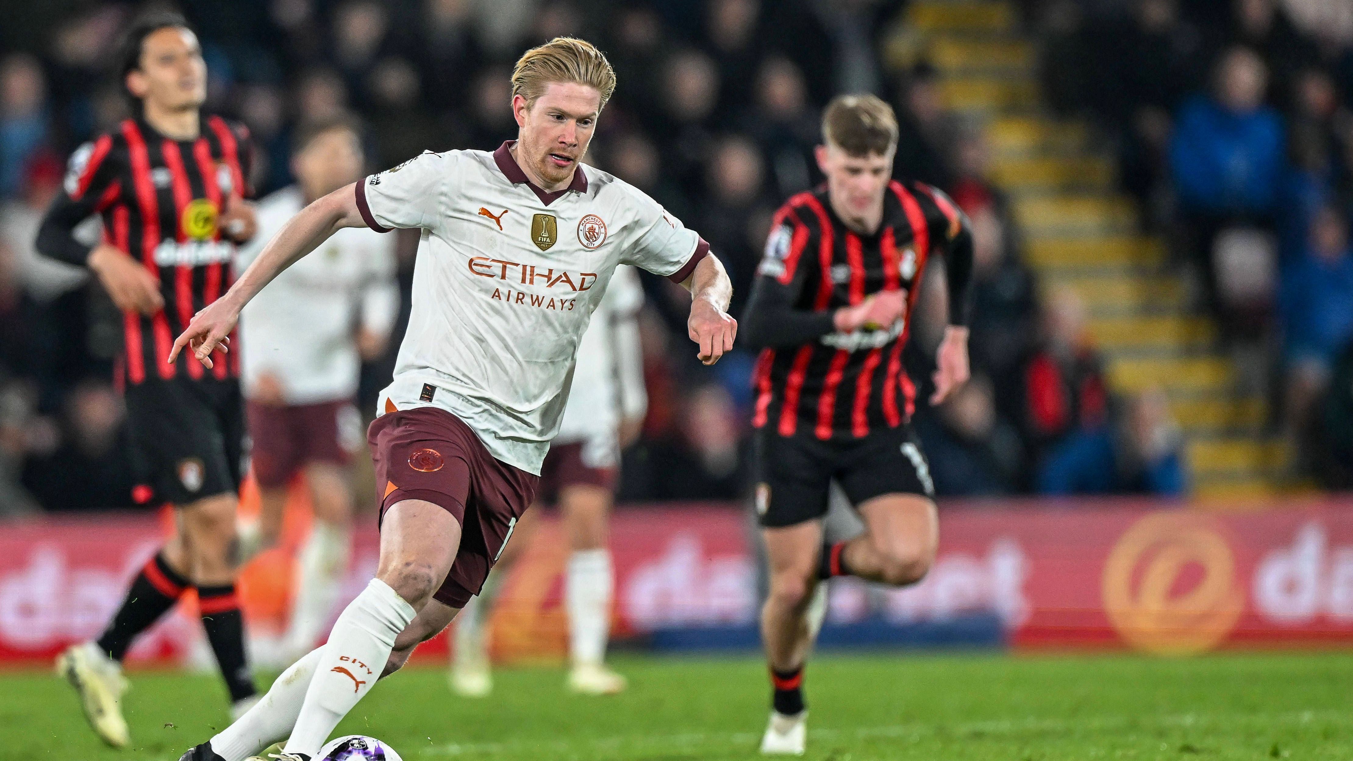 <strong>Kevin De Bruyne (Manchester City)</strong><br>Der belgische Nationalspieler soll nach englischen Medienberichten unbedingt gehalten werden. Zu diesem Zweck stattete City laut "talkSport" den 32-Jährigen mit einem Mega-Preisschild von 117 Millionen Euro aus. Außerdem werde ihm bald ein Angebot zur Vertragsverlängerung bis 2026 unterbreitet, heißt es.