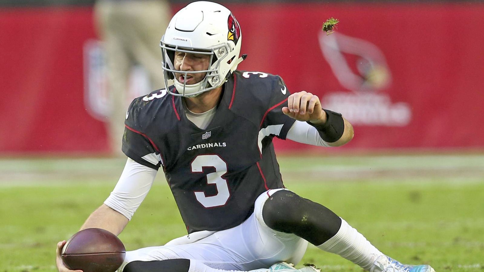 
                <strong>Verlierer: Josh Rosen</strong><br>
                Autsch! Der Kyler-Murray-Pick ist ein herber Rückschlag für Josh Rosen und seine Zukunft bei den Arizona Cardinals. Wurde die letzten Tage oft darüber gesprochen, dass Rosen doch unter Kliff Kingsbury der erste Mann in Arizona sein könnte, ist dieses Thema nun wohl vom Tisch. Besonders schmerzhaft für den letztjährigen Erstrundenpick, da er zuletzt innerhalb der Franchise viel Lob bekommen hatte. Nun ist seine Zukunft wieder völlig offen. Gleichzeitig besteht durch den Murray-Pick auch das Risiko, dass die gesamte Franchise zum großen Verlierer wird, falls der junge Quarterback nicht liefert. Dann hätten die Cardinals gleich zwei Mal ihren First Rounder für Quarterbacks in den Sand gesetzt …
              