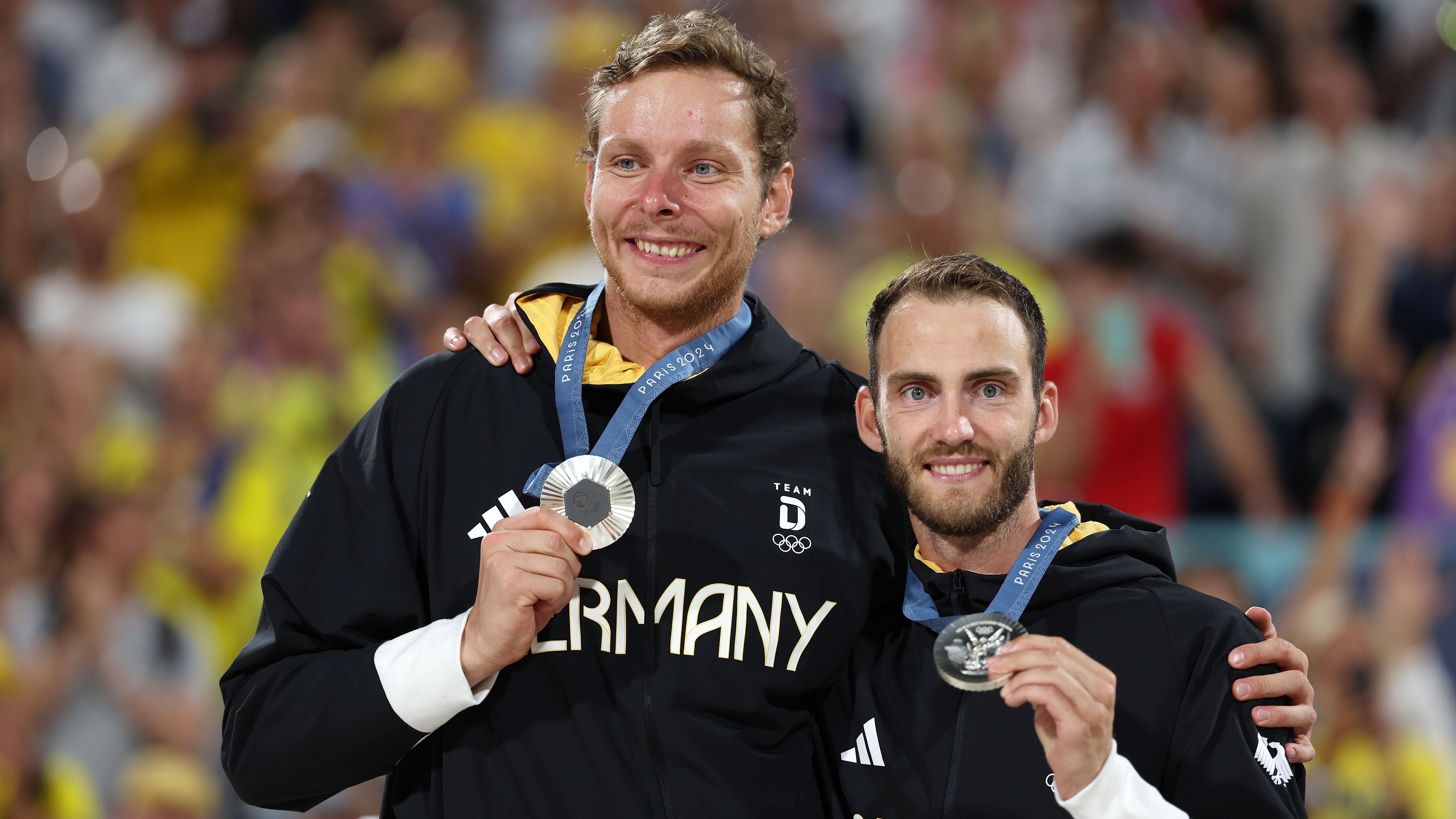 <strong>Gewinner: Beachvolleyballer</strong><br>Die "Beach Boys" Nils Ehlers und Clemens Wickler gewannen unter der traumhaften Kulisse direkt vor dem Eifelturm sensationell Silber. Im Finale zerplatzte mit 0:2 gegen die favorisierten Schweden David Ahman und Jonatan Hellvig zwar der Traum von Gold, dennoch übertraf das Duo die Erwartungen um Längen. Vor den Spielen zählten sie zwar zum erweiterten Favoriten-Kreis, aber nicht zu den aussichtsreichsten Medaillenkandidaten.