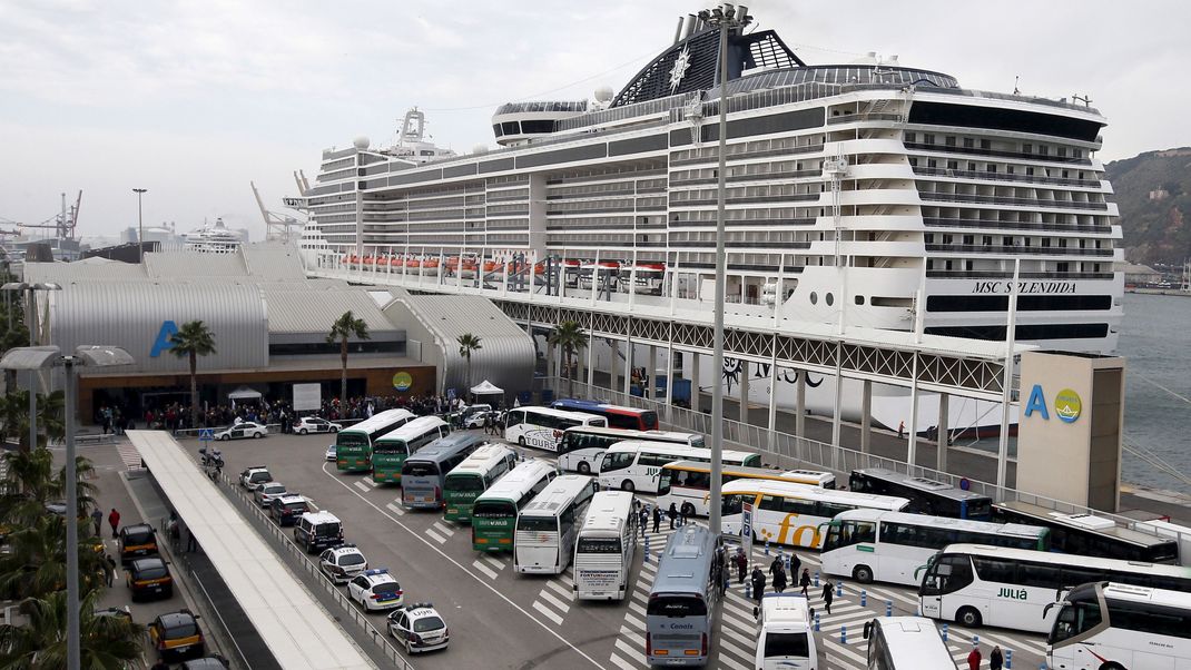 Passagiere, die zu spät von einem Landgang zurückgekommen sind, blieben einfach "auf dem Trockenen": Die MSC Splendida legte ohne sie ab.