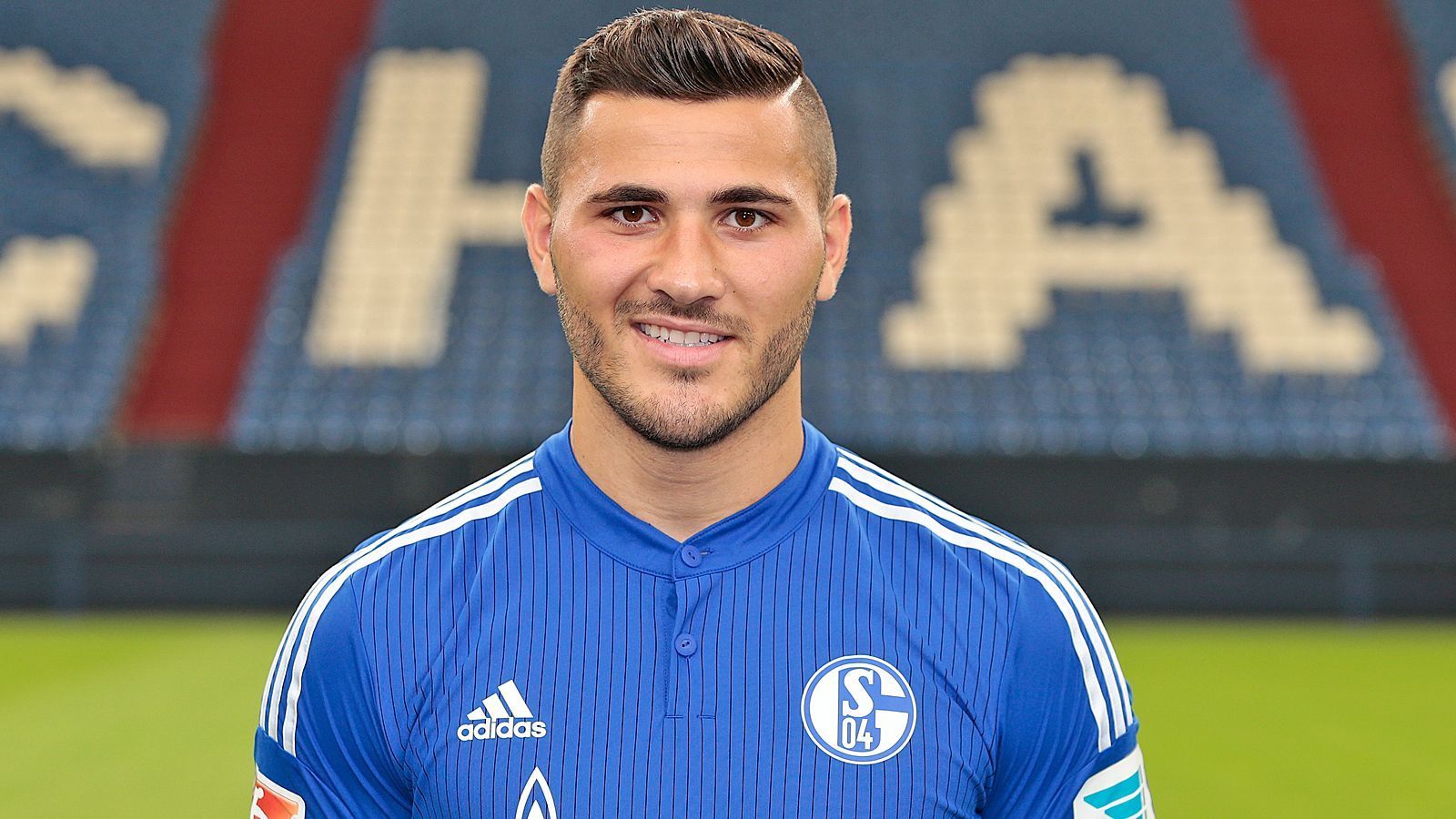 
                <strong>Linke Verteidigung: Sead Kolasinac</strong><br>
                Spiele: 123Tore: 4Erfolge: Platz 3
              