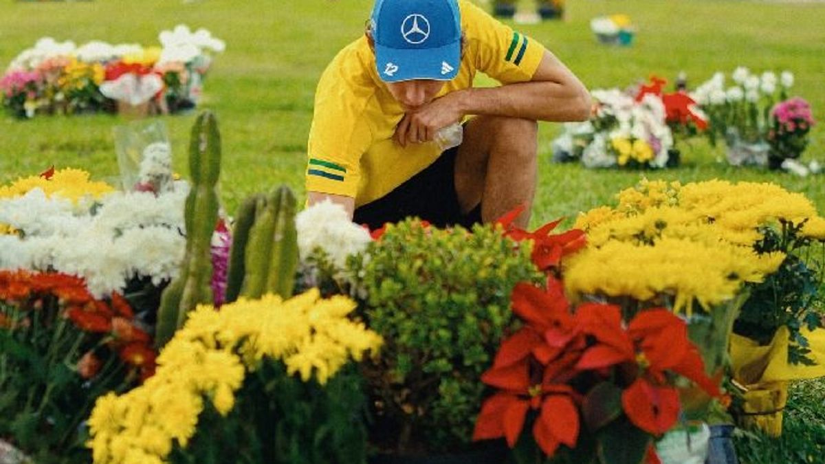 F1-Fahrer Andrea Kimi Antonelli am Grab von Ayrton Senna in Sao Paulo