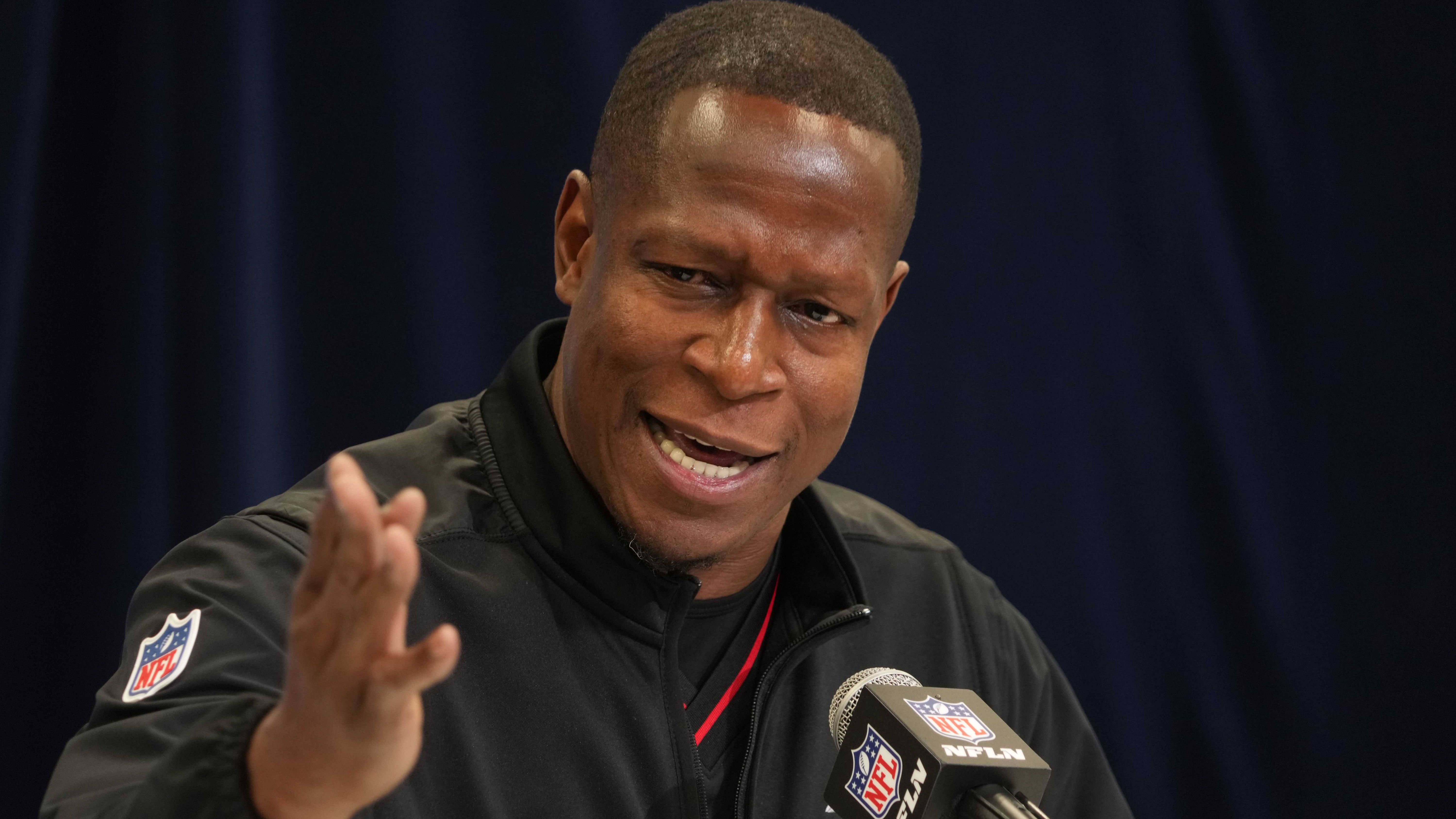 <strong>Raheem Morris (Atlanta Falcons)</strong> <br>Morris geht in seine zweite Saison als Head Coach der Falcons. Dass er in der vergangenen Spielzeit zulange an dem enttäuschenden Quarterback Kirk Cousins festhielt, wird ihm als Fehler ausgelegt. Die Saison2024 &nbsp;endete mit einer negativen Bilanz von 8-9, in seinen Jahren als Head Coach in Tampa Bay und Atlanta steht der 48-Jährige bei einer Gesamtbilanz von 29-47. Diese Zahlen muss Morris in der Saison 2025 dringend verbessern, bevor die Zweifel an seiner Tauglichkeit größer werden.