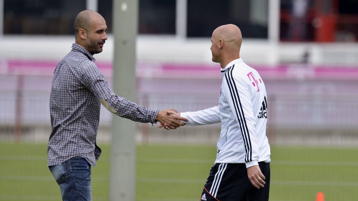 
                <strong>Was Erik ten Hag sich in seiner Bayern-Zeit bei Guardiola abgeschaut hat</strong><br>
                Während seiner Zeit als Trainer der zweiten Bayern-Mannschaft arbeitete Erik ten Hag laut "The Athletic" so gründlich, dass er an der Säbener Straße bald als "Mini-Pep" bekannt war. Schließlich trainierte damals ein paar Plätze weiter der "echte" Pep Guardiola die Bayern-Profis. Dem Autor seiner eigenen Biografie - "Der moderne Trainer" - schilderte ten Hag die Methoden, die er sich bei Pep in München abschauen konnte: "Wenn der Ball verloren ging, musste er innerhalb von Sekunden zurückerobert werden. "Darin ist er kompromisslos", sagt Ten Hag in einem Kapitel mit dem Titel "In Deutschland mit Pep". 
              