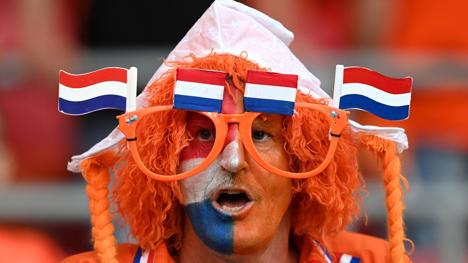 
                <strong>Oranje im EM-Fieber</strong><br>
                Die niederländischen Fans waren zum Auftakt der EM-Endrunde natürlich farblich in den Oranje-Farben.
              