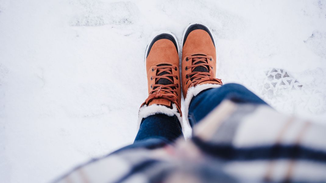 Winterschuhe einlaufen, kann manchmal zu einer Herausforderung werden. Das muss aber nicht sein! Mit ein bisschen Geduld und unseren Hacks schaffst du es.