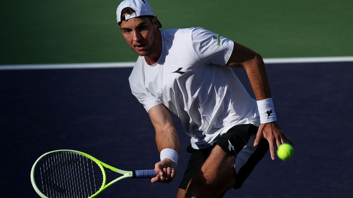 Jan-Lennard Struff spielt einen Volley