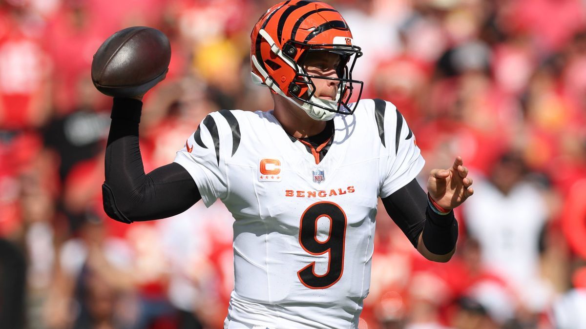 KANSAS CITY, MO - SEPTEMBER 15: Cincinnati Bengals quarterback Joe Burrow (9) throws a pass in the first quarter of an NFL, American Football Herren, USA game between the Cincinnati Bengals and Kan...