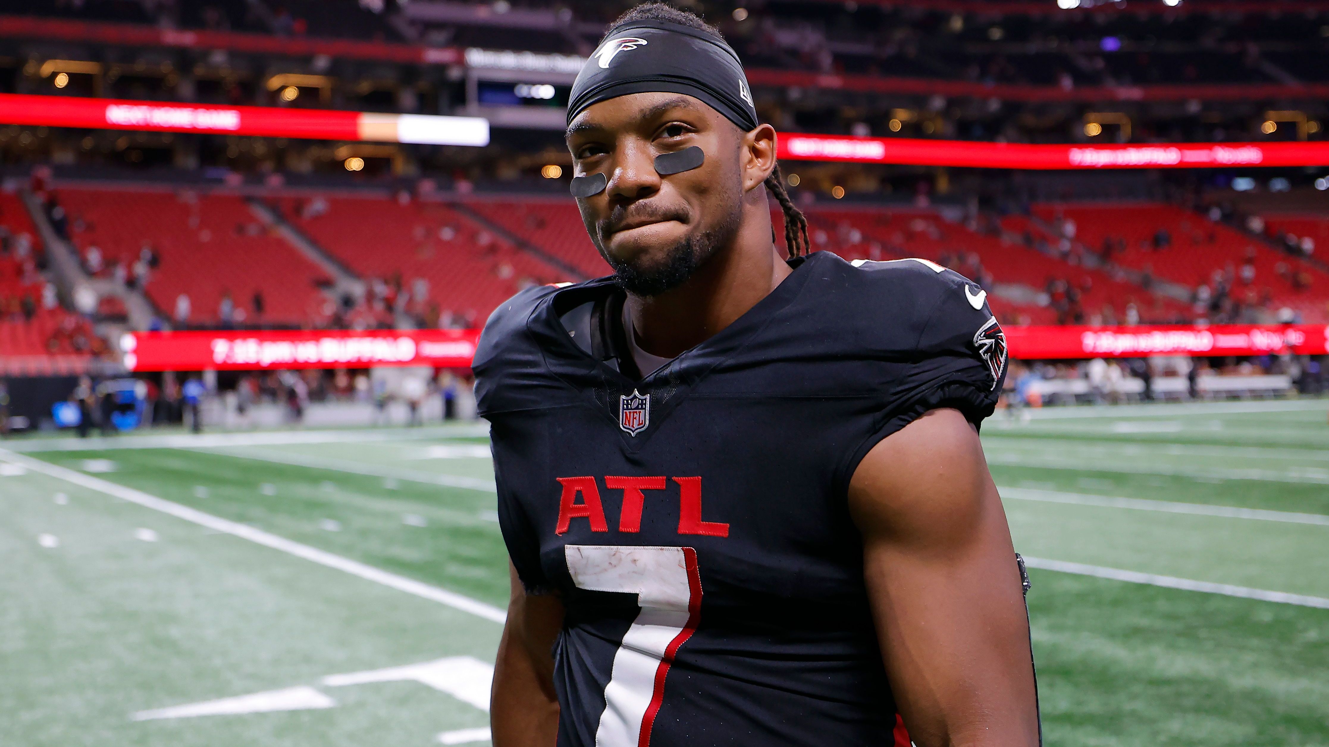 <strong>NFC - Offense: Bijan Robinson (Atlanta Falcons)</strong><br>Er führt die NFL aktuell mit mit 584 Scrimmage-Yards an, erzielte im September zwei Touchdowns (je einen durch Rushing bzw. Receiving). Robinson war in den ersten vier Spielen der einzige Running Back, mit jeweils mindestens 110 Scrimmage-Yards.