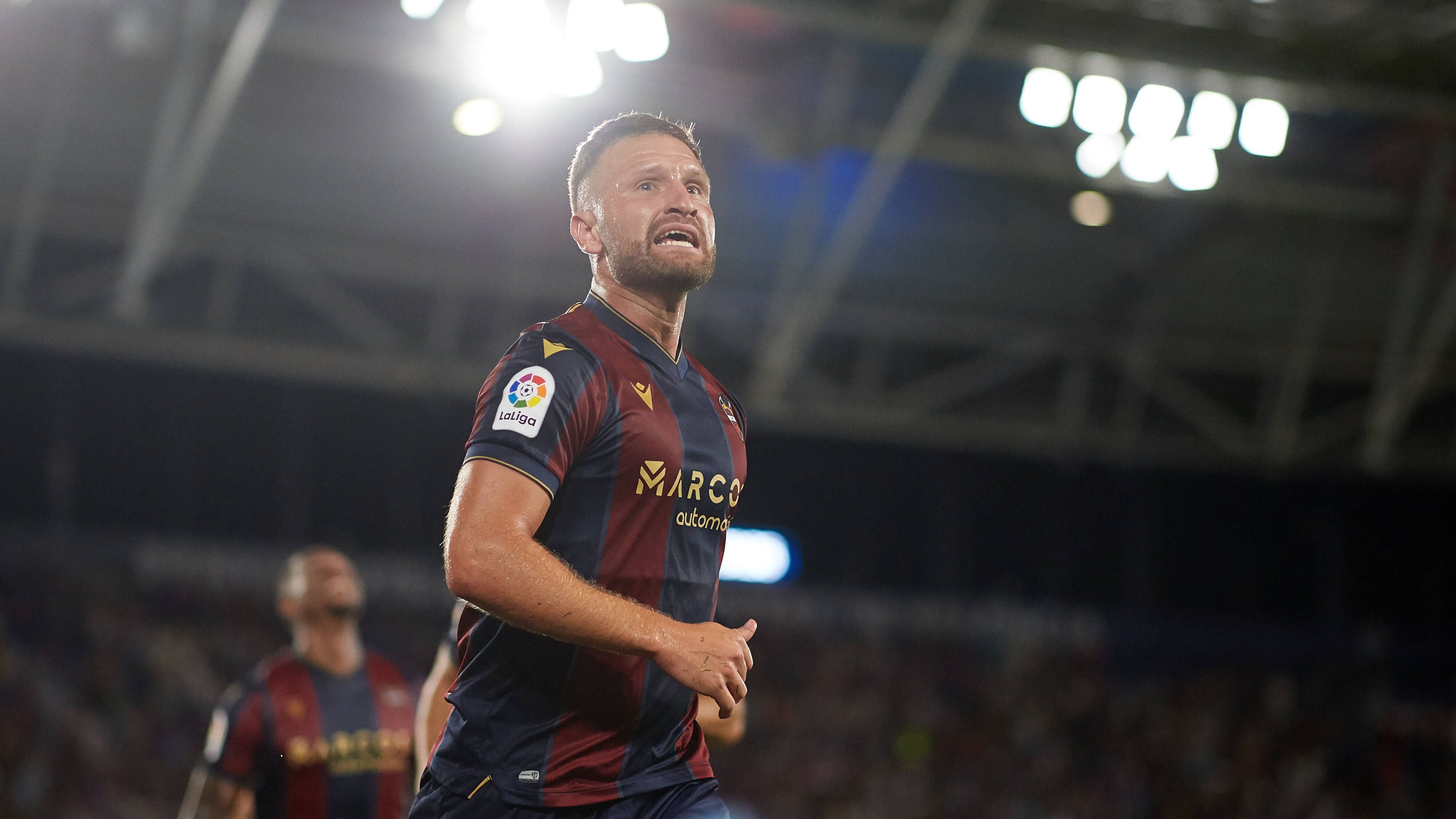 <strong>Shkodran Mustafi (vereinslos)</strong><br>Mit Shkodran Mustafi zählt ein Weltmeister-Kollege von Jerome Boateng zu den Profis, die sofort verfügbar wären. Der 31-Jährige bekam bei UD Levante nach dem Abstieg aus La Liga keinen neuen Vertrag Das Gleiche war ihm auch zwei Jahre zuvor beim FC Schalke 04 passiert. Wie "Boa" würde der FCB mit ihm eher einen großen Namen kaufen als einen Profi auf seinem Zenit.