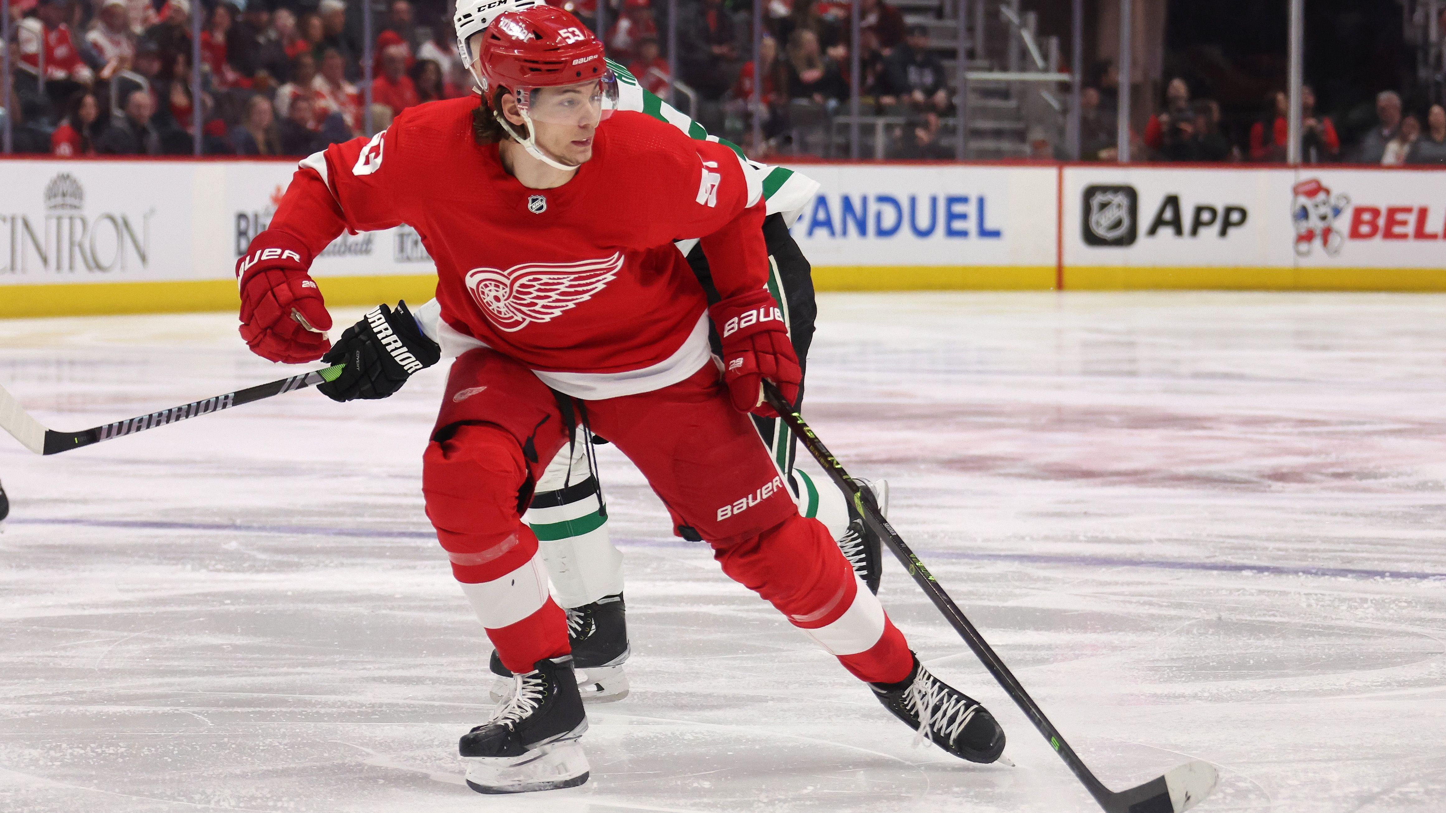 <strong>Moritz Seider (Detroit Red Wings)<br></strong>Das schwierige zweite Jahr hat Moritz Seider überstanden! Der Rookie des Jahres aus der vorletzten Spielzeit wird wohl auch in dieser Saison wieder die Top D-Line mit Jake Walman bilden. Das große Ziel: die Playoffs! Kein leichtes Unterfangen in einer starken Atlantic Division. Außerdem kann Seider seine Serie von 164 Spielen (von 164 möglichen) am Stück weiter ausbauen.