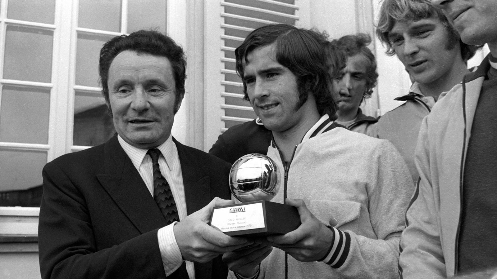 
                <strong>Gerd Müller ist tot: Eine unvergleichliche Torjäger-Karriere</strong><br>
                Er wurde zudem zu Europas Fußballer des Jahres 1970 sowie Deutschlands Fußballer des Jahres 1967 und 1969 gewählt. Daneben erhielt er das Silberne Lorbeerblatt 1966, das Bundesverdienstkreuz am Bande 1977 und den FIFA-Verdienstorden 1998.
              