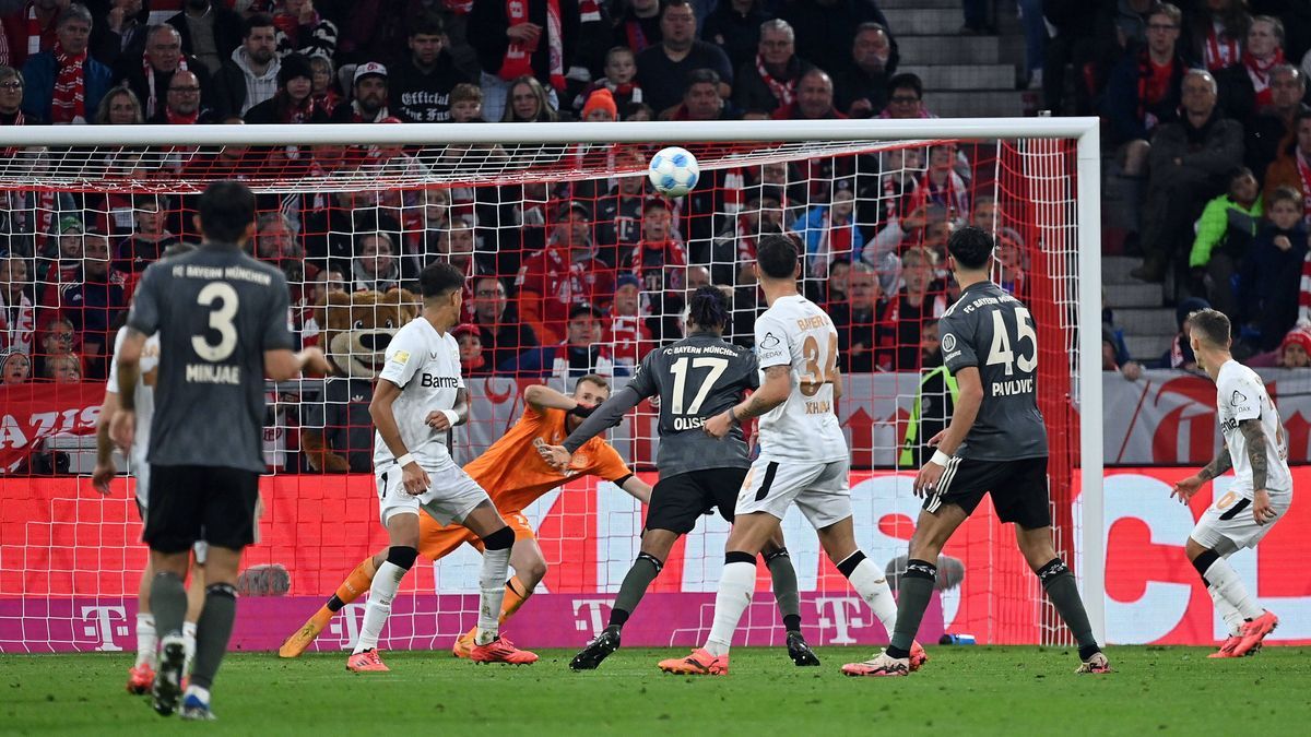 28.09.2024, xjrdrx, Fussball 1.Bundesliga, FC Bayern Muenchen - Bayer 04 Leverkusen emspor, v.l. Lukas Hradecky (Bayer Leverkusen), Aleksandar Pavlovic of Bayern München (DFL DFB REGULATIONS PROHIB...