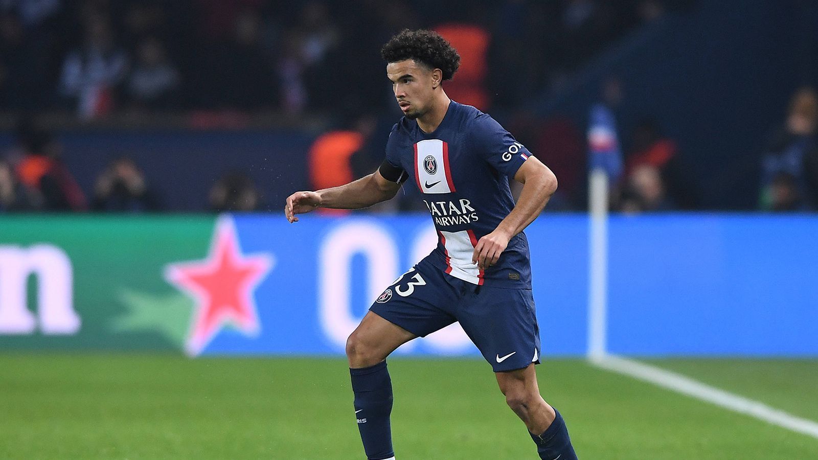 
                <strong>Warren Zaire-Emery (Paris St. Germain)</strong><br>
                Der 16-Jährige hat bei seinem Startelf-Debüt in der Königsklasse einen schweren Stand gegen die extrem aggressiv spielenden Münchner. Erst nach der Pause kann Warren Zaire-Emery bei einem mutigen Vorstoß sein Talent zeigen, leitet so eine Halbchance von Neymar ein. ran-Note: 4.
              