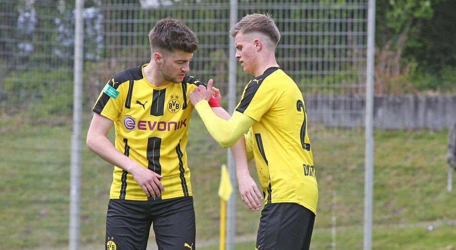 
                <strong>Borussia Dortmund</strong><br>
                Trainer Benjamin Hofmann hat auch in der Saison 2016/17 wieder ein starkes Team beisammen. Kapitän Dzenis Burnic (re.), der auch bei den Profis unter Thomas Tuchel schon Einsatzzeiten bekam, und der Belgier Orel Mangala sind die Dauerläufer im defensiven Mittelfeld. Dahinter halten die Innenverteidiger Amos Pieper und Luca Kilian die Abwehr zusammen. In 26 Spielen kassierten die BVB-Youngster nur 27 Gegentore. Sogar Felix Passlack wäre mit seinen 18 Jahren theoretisch noch spielberechtigt. Der Kapitän der Meistermannschaft 2016 absolvierte in dieser Spielzeit bisher nur ein paar Minuten bei den Junioren. Ob sich das im Saisonfinale ändert?
              