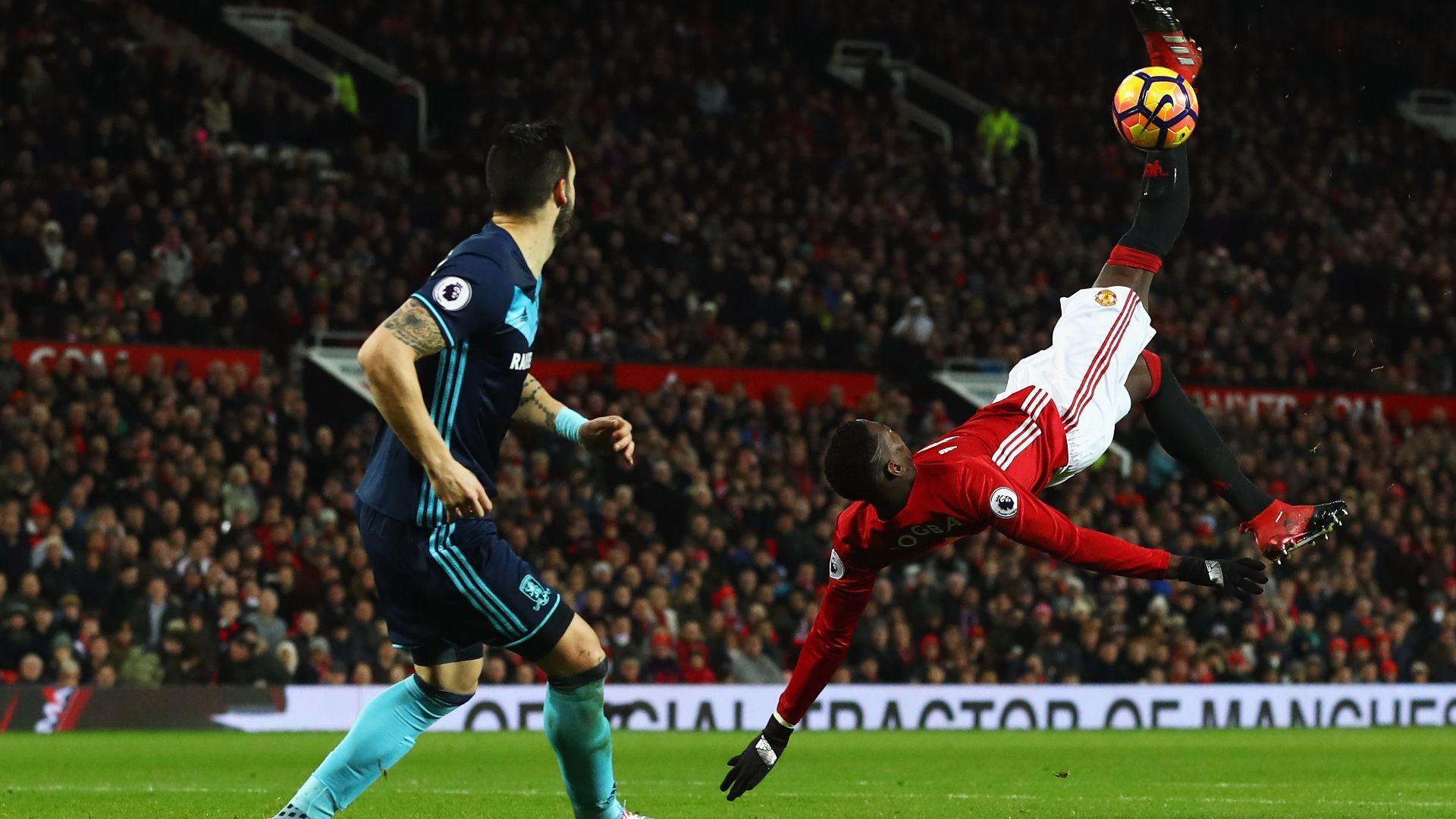 
                <strong>Pogba glänzt auch mit Akrobatik</strong><br>
                Seine Bilanz in der ersten Saison bei United kann sich sehen lassen, auch wenn er noch nicht der überragende Taktgeber im Mittelfeld ist. Fünf Tore und vier Assists steuert er in der Premier League bei, die die "Red Devils" auf Platz sechs beenden.
              