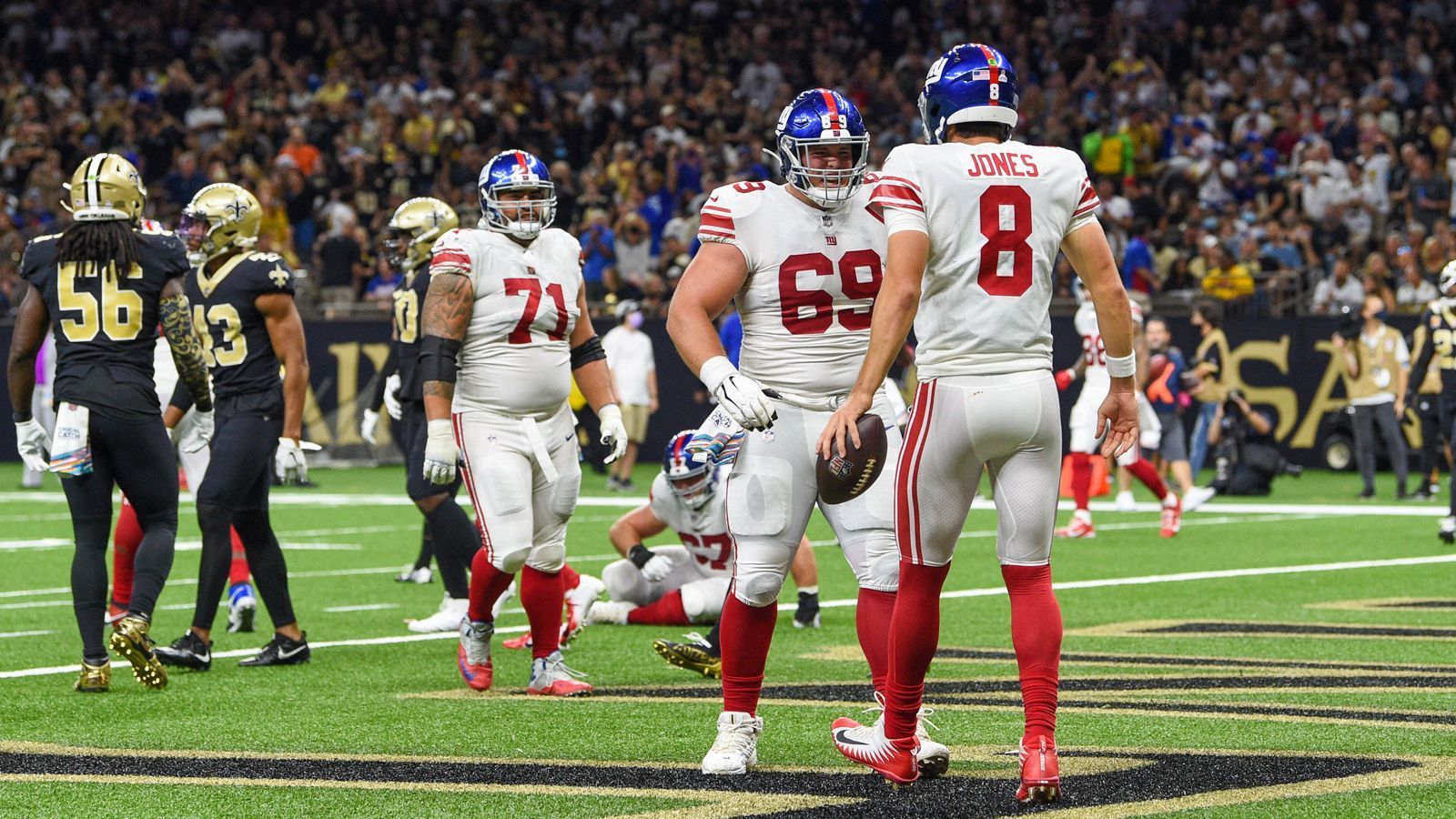 
                <strong>New York Giants - Needs: Linebacker/O-Liner</strong><br>
                Die New York Giants haben eine noch bessere Ausgangslage als die Jets und dürfen an fünfter sowie siebter Stelle auswählen. Wollen sie in dieser Saison herausholen, was vielleicht in Daniel Jones steckt, sollte der Fokus auf der O-Line liegen. Dort sind die Jungs aus dem Big Apple dünn aufgestellt. Mindestens genauso nötig hat die Defense einen neuen Pass Rusher. Sollte Thibodeaux an fünfter Stelle noch zu haben sein, führt vielleicht sogar kein Weg an eben jenem vorbei. Vor allem Routinier Blake Martinez würde die Verpflichtung freuen, denn außer ihm gibt es keine weiteren namhaften Linebacker im Team. Sollte an siebter Stelle Cornerback Gardner noch verfügbar sein, ist auch er eine Überlegung wert. Dem großen Need eines Tight Ends können sich die Giants später noch zuwenden.
              