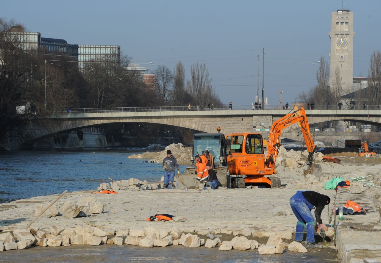Eine Maßnahme, um das Hochwasserrisiko zu minimieren, ist die natürliche Wasserrückhaltung. Dafür werden Flusslandschaften gefördert oder das Flussbett verbreitert - wie an der Münchner Isar.