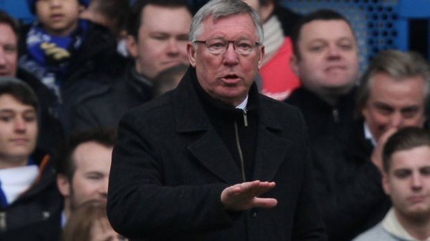 
                <strong>Ferguson</strong><br>
                Sir Alex Ferguson ließ sein Team 1996 zur Halbzeit gegen Southampton die grauen Auswärtstrikots gegen andere tauschen. Nach einer Serie von vier sieglosen Partien in diesen Trikots lag Manchester United mit 0:3 hinten. "Runter mit diesen Trikots, ihr zieht euch um", soll er laut Lee Sharpe damals gesagt haben. "Das waren die ersten Worte, die er zur Halbzeit sagte. Wir haben nie wieder mit diesen Trikots gespielt." Besagtes Spiel ging am Ende immerhin nur mit 1:3 verloren.
              