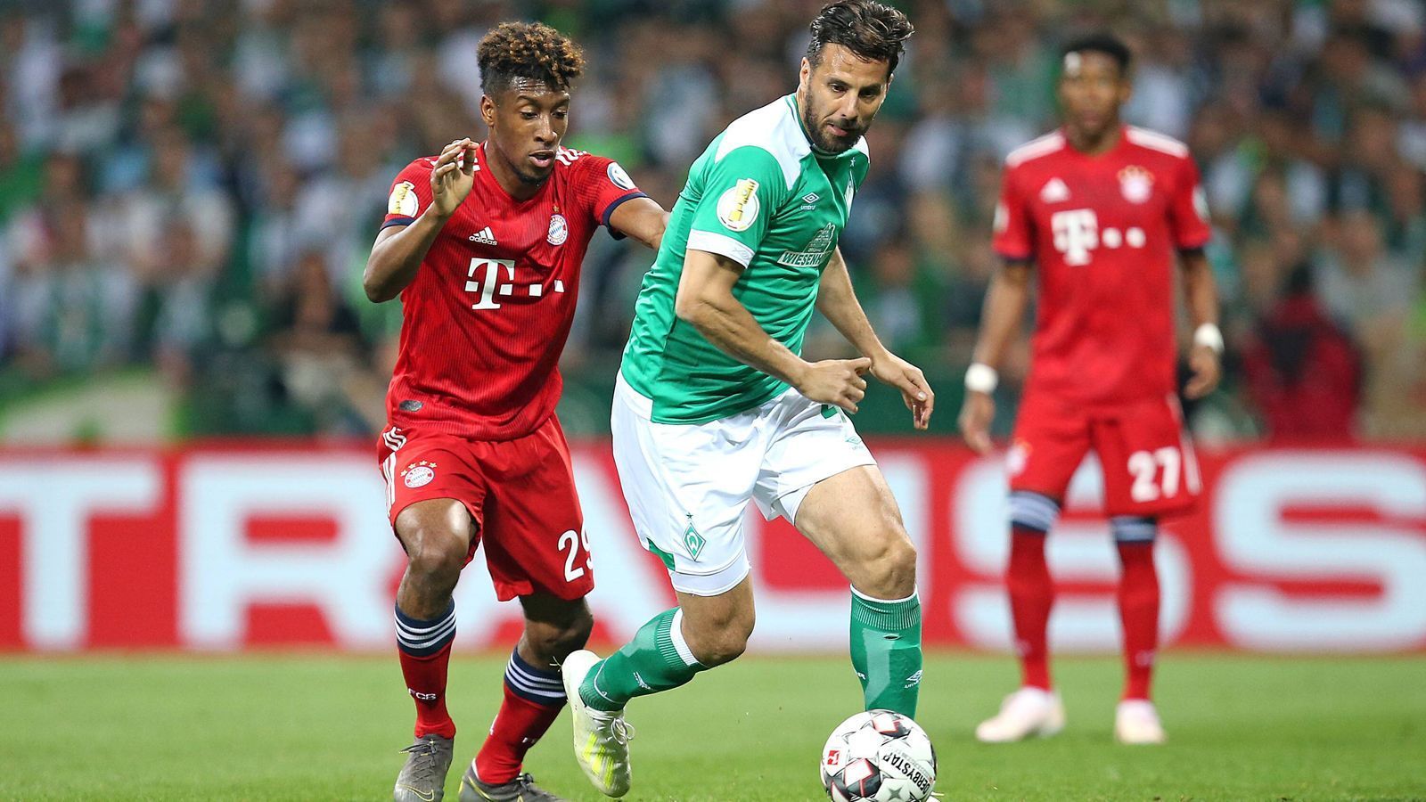 
                <strong>Claudio Pizarro (Werder Bremen)</strong><br>
                Nach einer guten Stunde wird der Fanliebling auf seinen Ex-Klub losgelassen. Dieser Wechsel hat den gewünschten Effekt, auch wenn der Peruaner bei den beiden Bremer Treffern selbst nicht beteiligt ist. Aber er bringt das Stadion zum Brodeln -. und vergibt in der Nachspielzeit auch noch per Kopf. ran-Note: 3
              