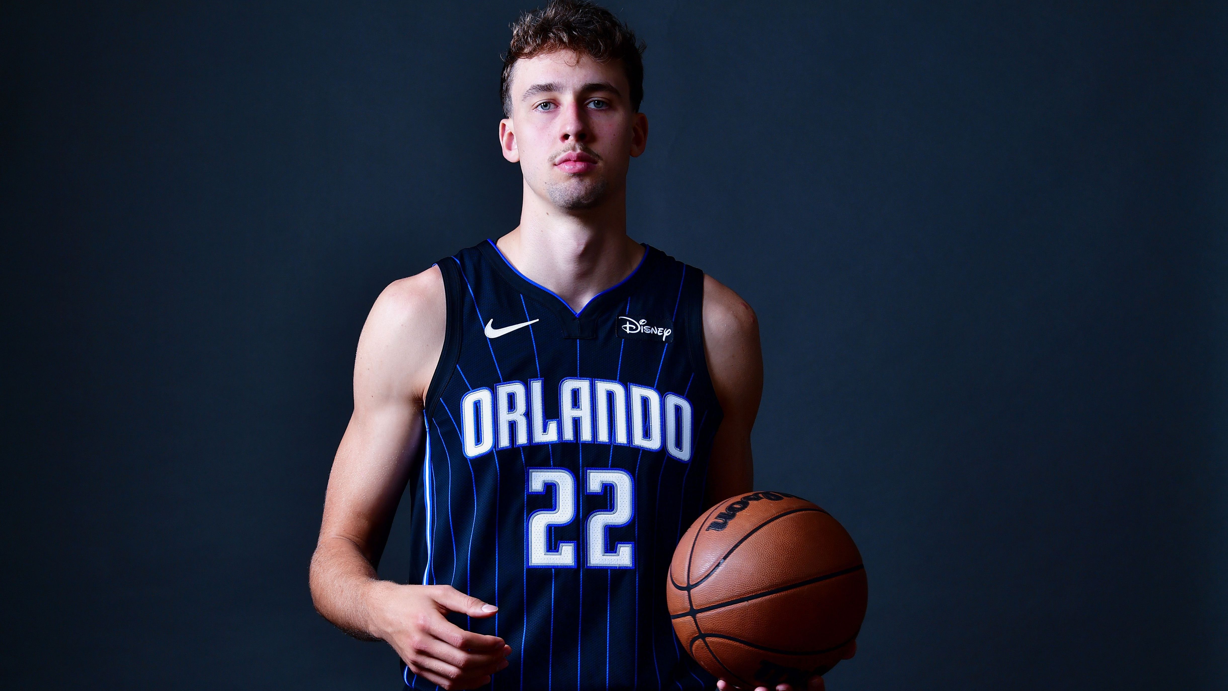<strong>5. Orlando Magic (zuvor Rang 10) </strong><br>Das heißeste Team der NBA. Absoluter Wahnsinn, was derzeit bei den Magic abgeht. Orlando hat nach einem Saisonviertel die drittbeste Bilanz der NBA. Wer hätte das gedacht? Acht Siege in Folge. Eine überragende Verteidigung. Eine immer bessere Offense. Und ein Franz Wagner, der dreimal in Folge 30 oder mehr aufgelegt hat.