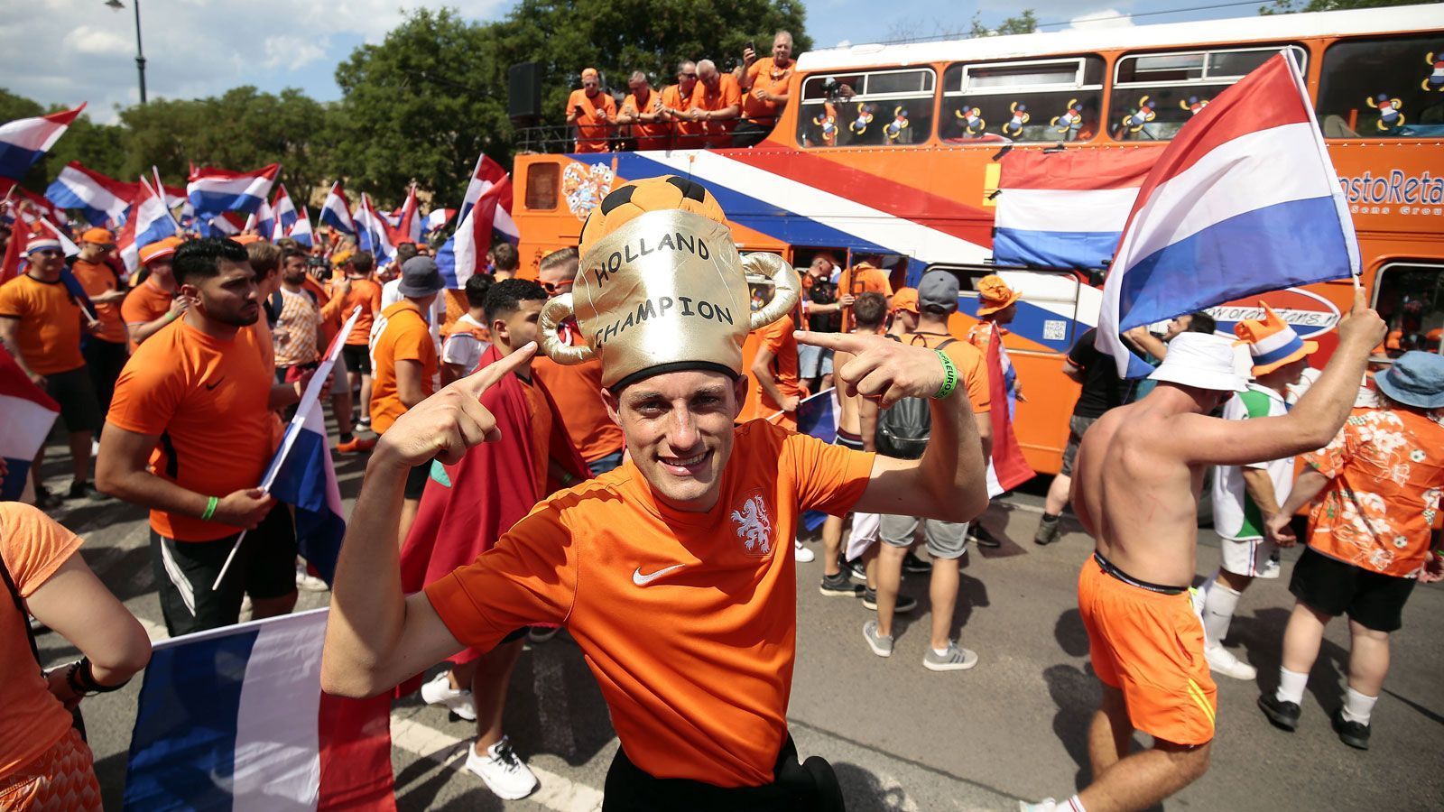 
                <strong>Der Hut ist titelreif</strong><br>
                Trägt der kommende Europameister orange? Wenn es nach diesem Anhänger geht auf jeden Fall!
              