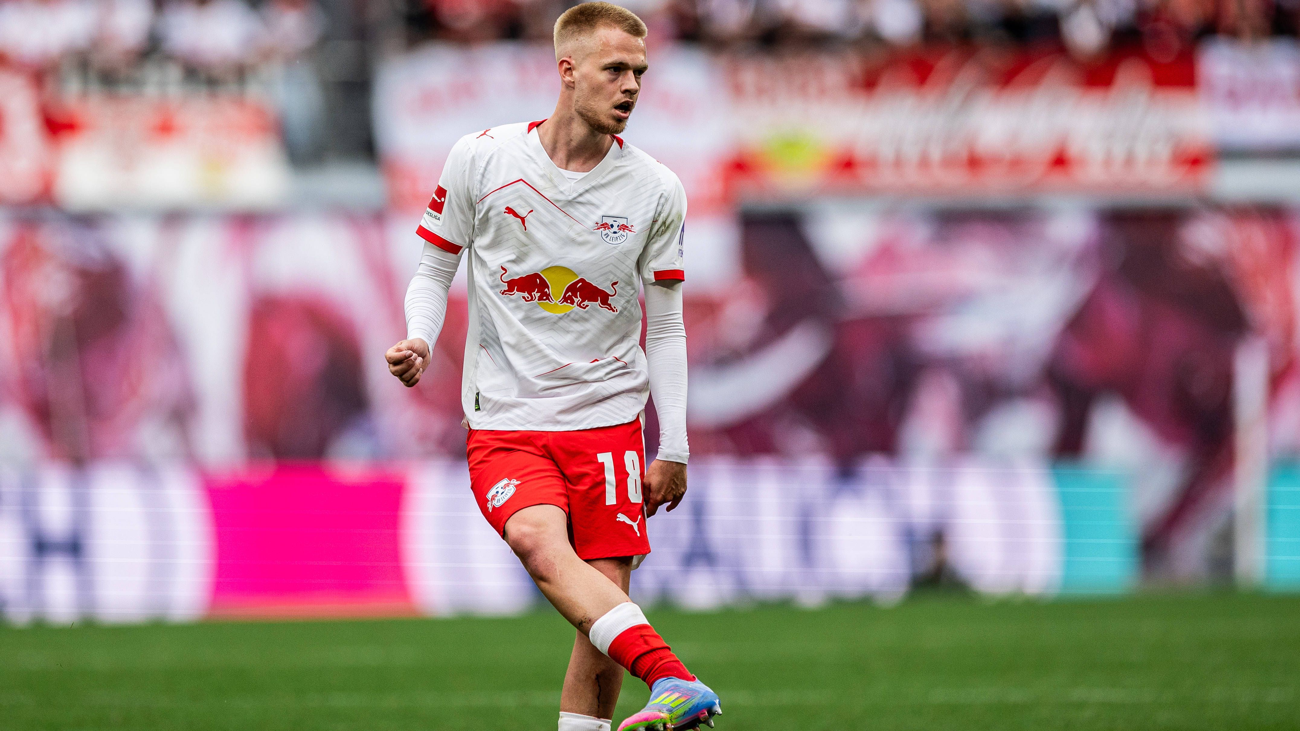 <strong>RB Leipzig</strong><br><em><strong>Zugänge:</strong></em><br>Arthur Vermeeren (Atletico Madrid, Ablöse: 20 Mio. Euro)<br>Ezechiel Banzuzi (OH Leuven, Ablöse: 16 Mio. Euro)<br>Max Finkgräfe (1.FC Köln, Ablöse: 4. Mio Euro)<br><br><em><strong>Abgänge:</strong></em><br>Ilaix Moriba (Celta Vigo, Ablöse: 6 Mio. Euro)<br>Timo Schlieck (Greuther Fürth, Leihe)<br>Jonathan Norbye (Arminia Bielefeld, Leihe)<br>Frederik Jäkel (Eintracht Braunschweig, Leihe)