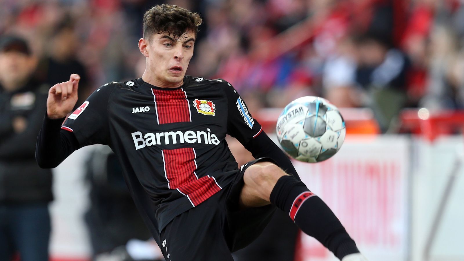 
                <strong>Kai Havertz (Bayer Leverkusen)</strong><br>
                Mit gerade mal 20 Jahren hat Havertz bereits 139 Pflichtspiele für Bayer Leverkusen absolviert. Der Mittelfeldspieler wird von vielen Experten gerne als "Germanys Next Superstar" gepriesen. Das Interesse in Europa an Havertz ist entsprechend groß. Mit dem FC Chelsea gehört laut "The Athletic" neben Manchester United der nächste Klub aus England seit neuestem dazu. Die Bayern sind aber in der Pole Position. Trainer Hansi Flick ist bekennender großer Fan von Havertz. 
              