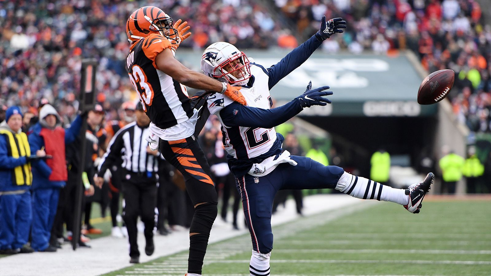 
                <strong>Stephon Gilmore, Cornerback </strong><br>
                Stephon Gilmore wird wohl weiterhin den stärksten Receiver der gegnerischen Teams Woche für Woche decken. Der amtierende "Defensive Player of the Year" vereitelte vergangene Saison die meisten Pässe (20) und sammelte die meisten Interceptions (sechs) der gesamten NFL. Zudem ließ er keinen Touchdown zu. 
              