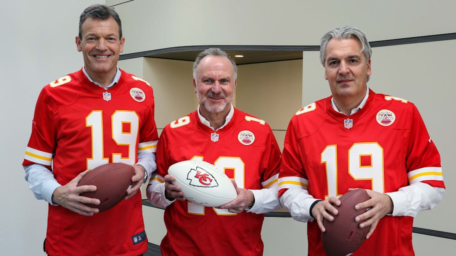 
                <strong>Kansas City Chiefs Grund 1: Die Bayern-Connection</strong><br>
                In Deutschland gibt es eine Menge Fans des FC Bayern, die erste Anlaufstelle der NFL wären dann wohl die Kansas City Chiefs. Nicht nur gewannen die Chiefs seit 2018 die meisten Spiele aller Teams und sind damit analog zu den Bayern erfolgreich, auch die Connection zwischen beiden Klubs gibt es seit einigen Monaten.
              