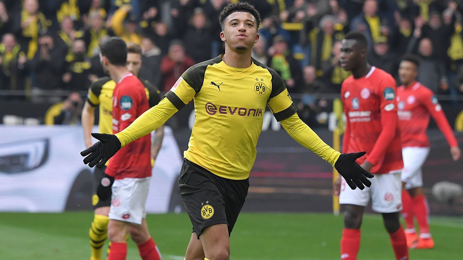 
                <strong>Platz 1: Jadon Sancho (Borussia Dortmund)</strong><br>
                Marktwert laut CIES: 150,3 Millionen EuroNationalität: EngländerAblösesumme gekostet: 7,84 Millionen Euro (Sommer 2017)Vertragsende: 30. Juni 2022Geburtsdatum: 25. März 2000Position: RechtsaußenA-Länderspiele: vier
              