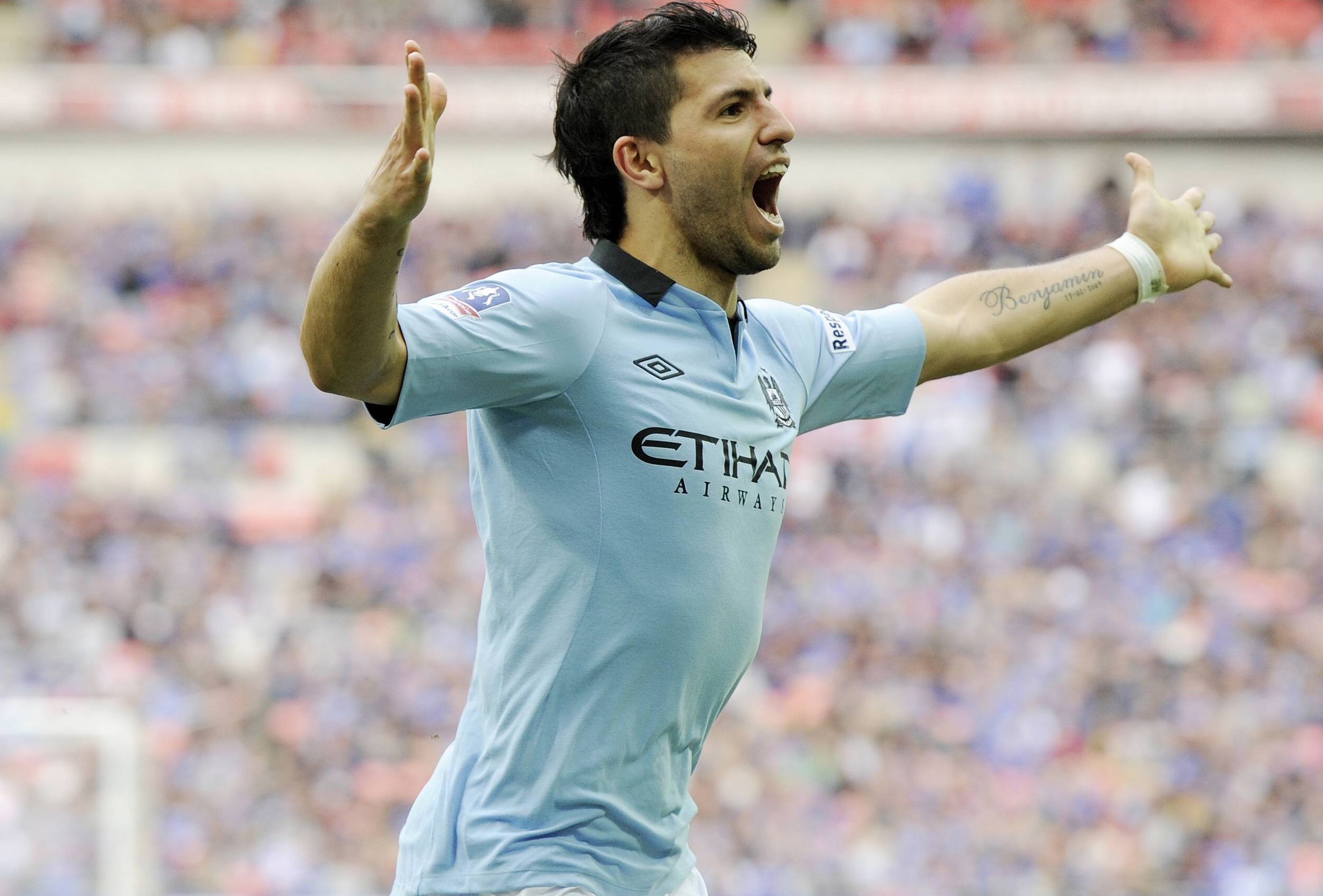 
                <strong>Platz 5. Sergio Agüero (Manchester City)</strong><br>
                Vertrag bis 2019 - Alter: 27 - Wechselwahrscheinlichkeit: Niedrig - Geschätzter Wert: Zwischen 106 und 116 Millionen Euro.
              