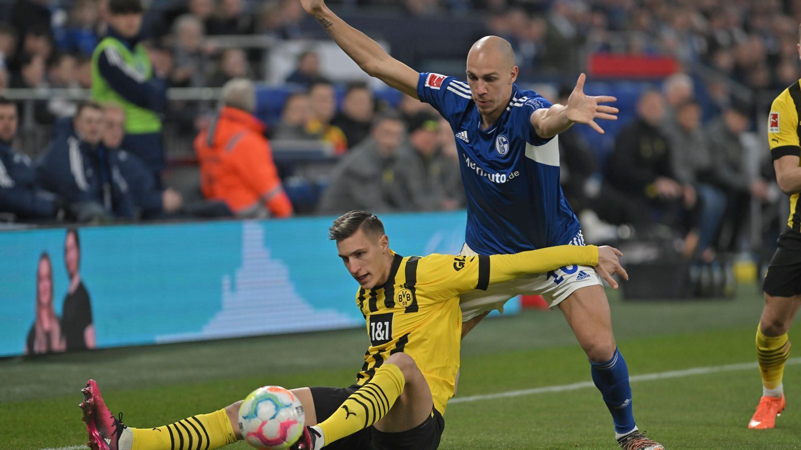 
                <strong>Michael Frey (FC Schalke 04)</strong><br>
                Der Schalker Mittelstürmer leidet unter der zunächst sehr defensiven Spielweise seines Teams, ist daher nach Bällen in die Spitze oft alleine gegen zwei oder sogar mehr Gegenspieler auf verlorenem Posten. Dennoch lauert Michael Frey weiter und bereitet das zwischenzeitliche 1:1 durch Bülter schön vor. Gut 15 Minuten vor dem Ende ist Freys Arbeitstag zu Ende. ran-Note: 3
              