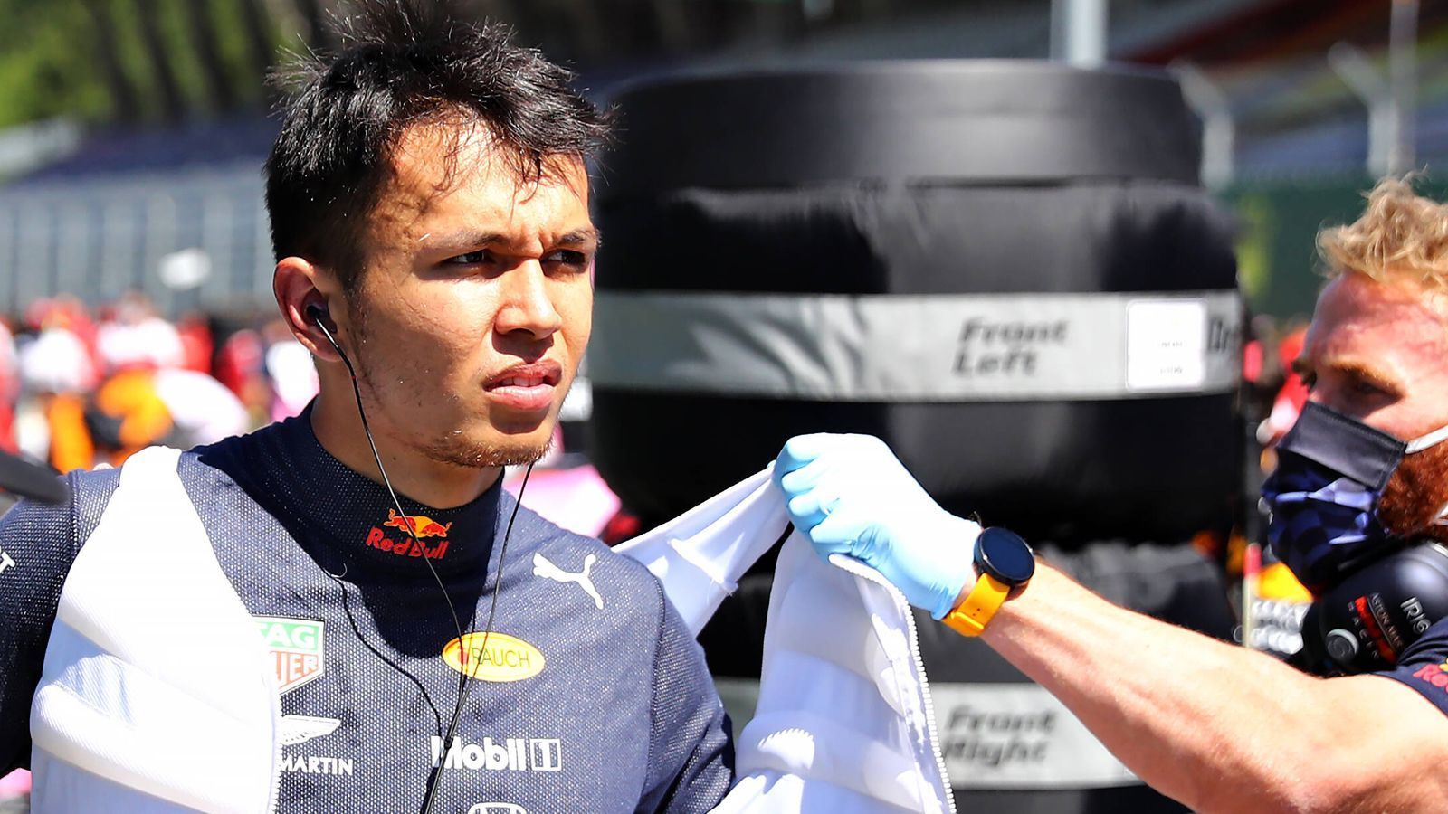 
                <strong>Hindernis Albon</strong><br>
                Denn: Das größte Hindernis ist im Moment tatsächlich Alex Albon, der 2019 mitten in der Saison den strauchelnden Pierre Gasly ersetzt hatte. Der 24-Jährige performt sehr ordentlich, auch wenn er Verstappen nicht Paroli bieten kann. Es stellt sich also die Frage, wie sich Albon im Laufe der weiteren Saison anstellt.
              