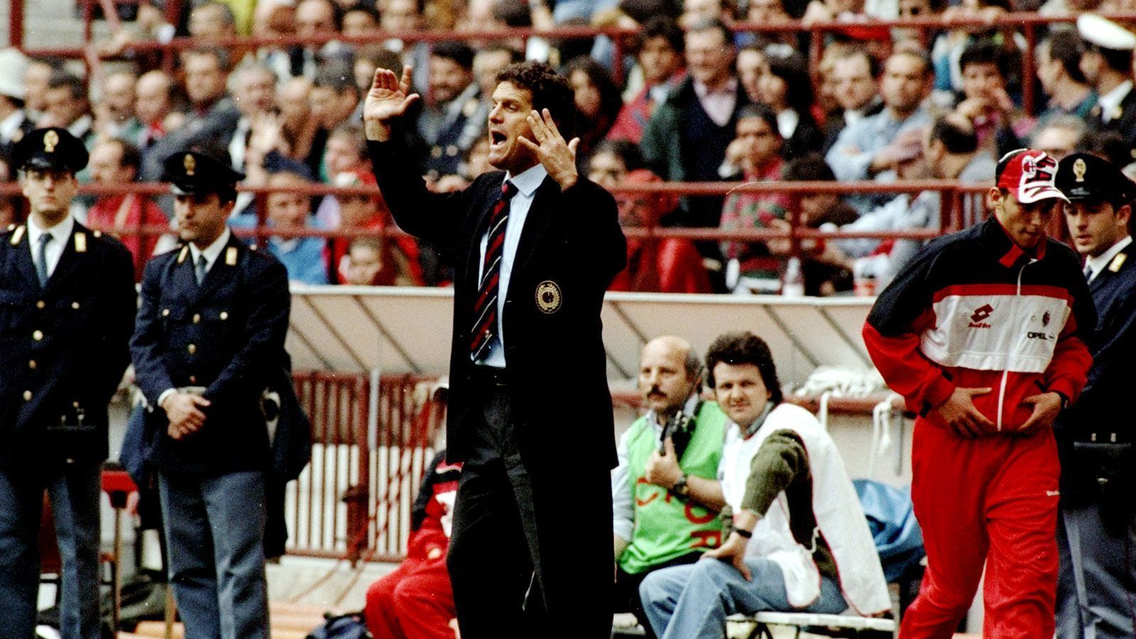 
                <strong>Fabio Capello (AC Mailand 1991-96, 1997-98)</strong><br>
                Fabio Capellos erste Amtszeit beim AC Mailand (1991-96) war von Erfolgen gekrönt. Der Italiener gewann vier Meistertitel und triumphierte 1994 sogar in der Champions League. Seine Rückkehr 1997 verlief weitaus weniger erfreulich. Ohne Titel musste Capello nach nur einem Jahr im Mai 1998 wieder gehen. 
              