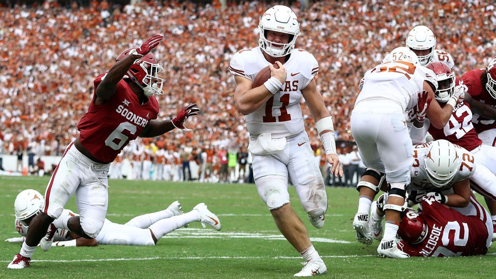 <strong>Oklahoma Sooners - Texas Longhorns</strong><br>
                Seit 1900 wird diese Partie ausgetragen. Wie sich an den Namen der beiden Mannschaften erkennen lässt, repräsentieren die Universitäten jeweils einen Bundesstaat. Das Spiel wird als "Red River Showdown" bezeichnet, weil der Red River die beiden Bundesstaaten voneinander abgrenzt. 1931 entstand hier im sogenannten "Red River Bridge War" ein Bürgerkrieg zwischen den beiden Bundesstaaten.&nbsp;