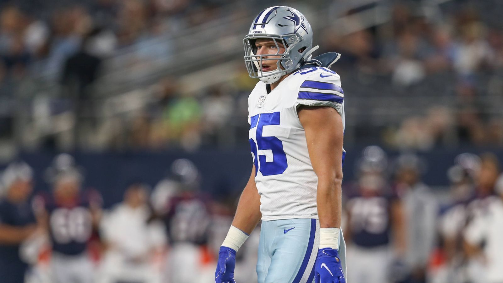 <strong>Leighton Vander Esch (Dallas Cowboys)</strong> <br>Die Dallas Cowboys müssen für den Rest der Saison auf Leighton Vander Esch verzichten. Das bestätigte General Manager und Teambesitzer Jerry Jones gegenüber der Presse. Der Linebacker fällt mit einer Nackenverletzung aus, die er sich bereits in Woche fünf zugezogen hatte. Seitdem stand der 27-Jährige nicht mehr auf dem Platz.