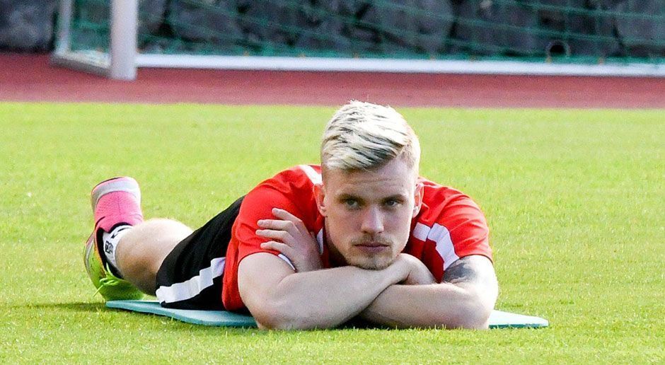 
                <strong>Philipp Max (FC Augsburg)</strong><br>
                Seit 2015 steht Philipp Max beim FC Augsburg unter Vertrag – und gilt laut "transfermarkt.de"" aktuell als wertvollster FCA-Profi. "Internationale Klasse", wie sie sein Vater hatte, sieht Manager Stefan Reuter allerdings noch nicht.Vater: Martin Max396 Bundesligaspiele für Borussia Mönchengladbach, Schalke, 1860 München und Hansa Rostock. 2002 krönte sich Martin Max sogar zum Torschützenkönig.
              