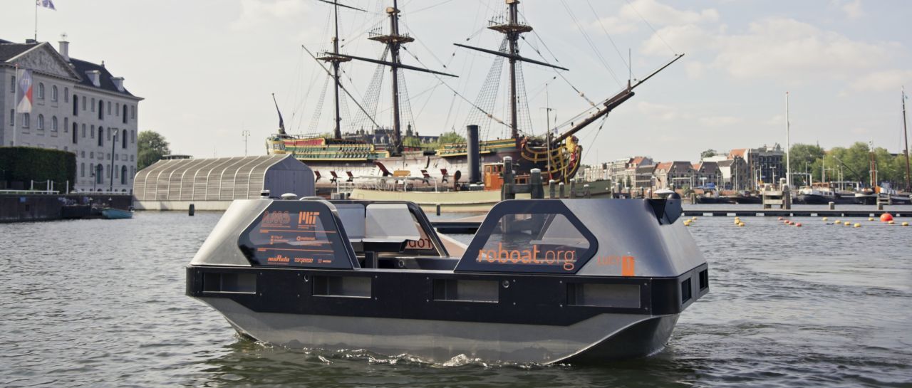 Eine Nummer kleiner, aber autonom, fährt das "Roboat" - bisher aber nur testweise. In ein paar Jahren soll es ohne Kapitän Touristen über die Amsterdamer Kanäle schippern. 