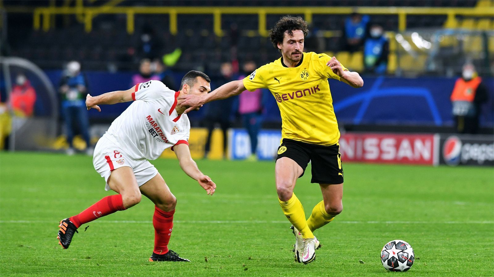 
                <strong>Thomas Delaney</strong><br>
                Mit seiner physischen Härte stoppt er in der 35. Minute das Aufbauspiel von Sevilla. Dies führt letztendlich zum 1:0 von Dortmund. Wie gewohnt agiert er mit der richtigen Mentalität, hat allerdings vielfach Probleme, in die Zweikämpfe zu kommen. ran-Note: 3
              