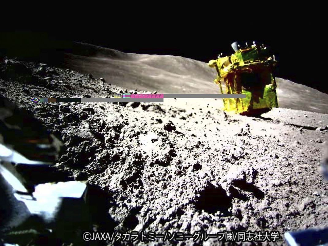 Nach einer Punktlandung, die nur 55 Meter entfernt vom Zielpunkt war, gibt es nun die ersten Fotos von der Weltraumsonde SLIM auf dem Mond.