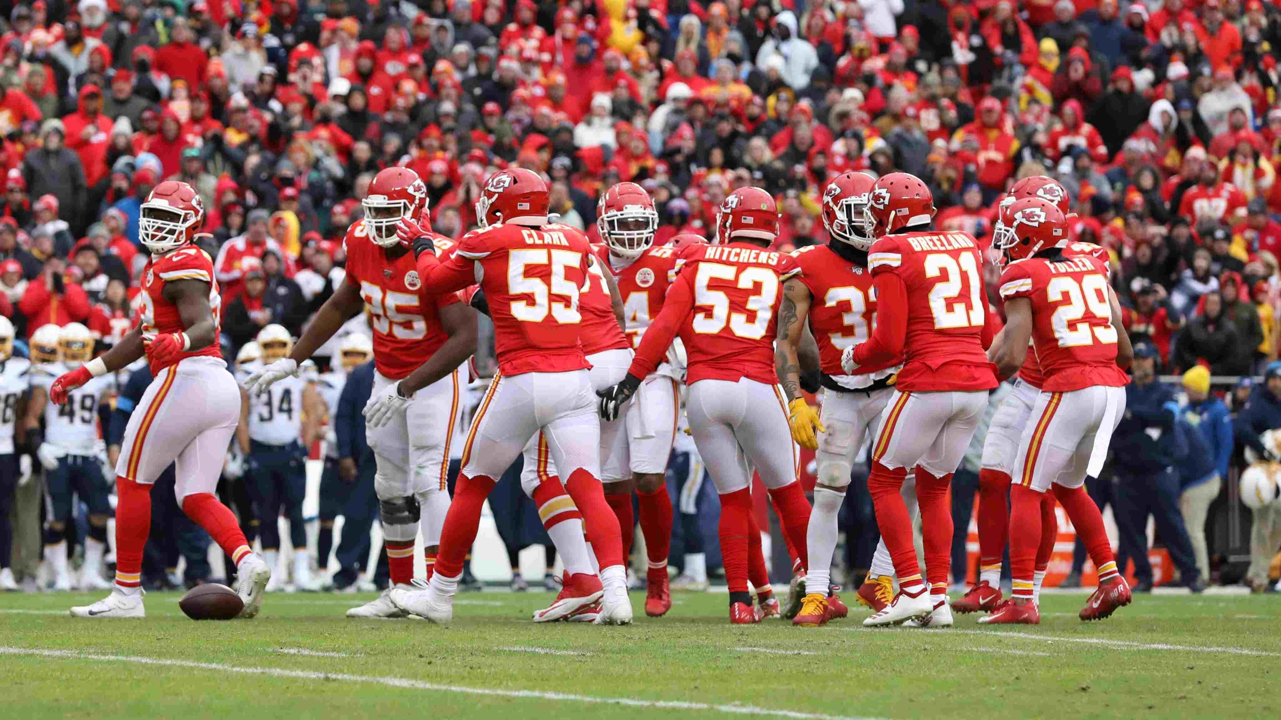 
                <strong>Kansas City Chiefs</strong><br>
                Welcher Spieler würde sich nicht gerne zum aktuellen Super-Bowl-Sieger traden lassen? Zudem haben die Chiefs mit Patrick Mahomes wohl den besten Quarterback in ihren Reihen. Die Chiefs wiederum hätten wohl gerne Jamal Adams bei sich, doch die Umstände lassen ein solches Szenario äußerst schwierig aussehen. Zum einen ist hier die finanzielle Situation der Chiefs, die nicht mehr viel Cap Space für die kommende Saison übrig haben - auch ohne Monster-Vertrag für Mahomes. Dazu kommt die personelle Situation: Mit Tyrann Mathieu und Juan Thornhill haben die Chiefs bereits ein starkes Safety-Duo. Sollte Adams nicht auf einer anderen Position eingesetzt werden, müssten die Chiefs ihre komplette defensive Ausrichtung verändern. ran-Einschätzung: Nicht umsonst haben die Chiefs mit dieser Defense den Super Bowl geholt. Adams wäre zwar ein Upgrade, allerdings nicht unbedingt von Nöten. Man könnte sich auf lange Sicht mit einem Trade (finanziell) mehr schaden. 
              